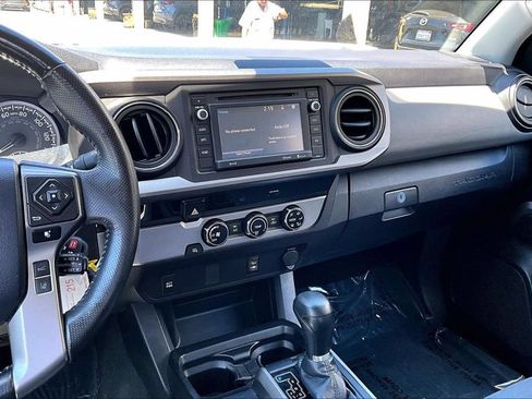 Used 2018 Toyota Tacoma SR5 RWD image 8