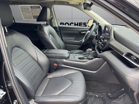 Used 2023 Toyota Highlander XLE AWD/4WD image 17