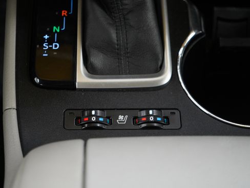 Used 2017 Toyota Highlander Limited AWD/4WD image 19