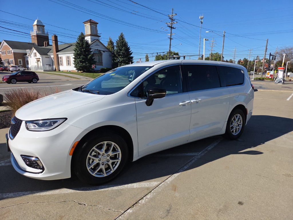 Certified 2026 Chrysler Pacifica Select FWD image 7