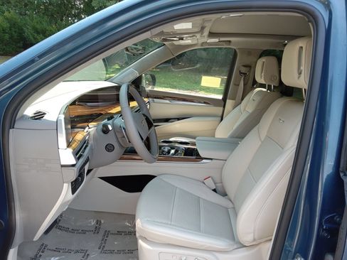 Certified 2026 Cadillac Escalade Platinum Sport AWD/4WD image 10