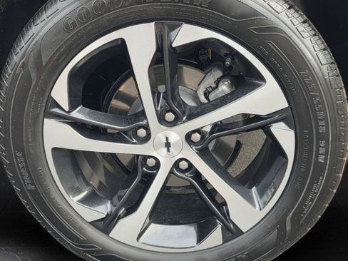 Used 2025 Chevrolet Trax RS FWD image 35