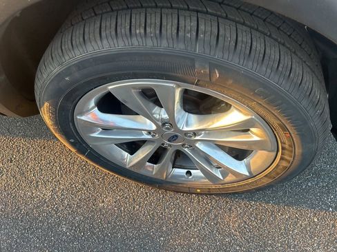 Used 2019 Ford Explorer Limited w/ Class II Trailer Tow Package image 8