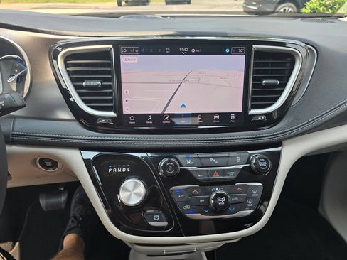 Used 2024 Chrysler Pacifica Limited FWD image 25