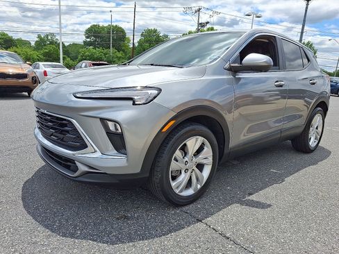 Used 2024 Buick Encore GX Preferred w/ Comfort Package FWD image 3