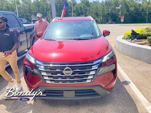 Used 2024 Nissan Rogue SV w/ SV Premium Package FWD image 2