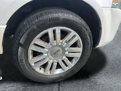 Used 2012 Lincoln Navigator 4WD image 32