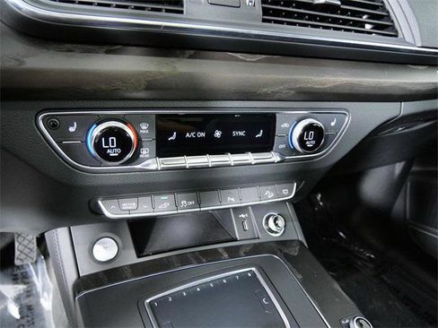 Used 2020 Audi Q5 e Premium Plus w/ Premium Plus Package image 19