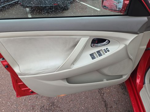 Used 2011 Toyota Camry LE FWD image 14