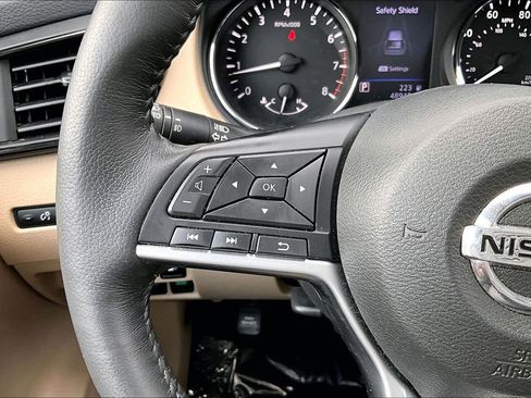 Used 2018 Nissan Rogue SL w/ Premium Package AWD/4WD image 11