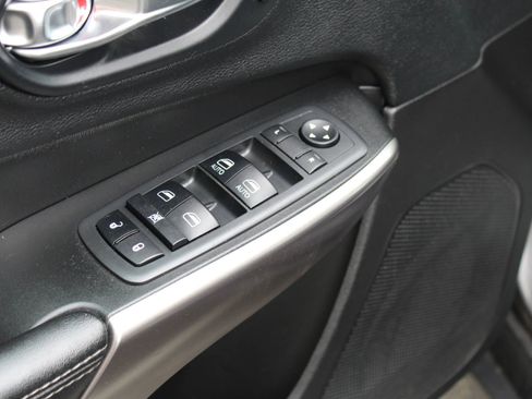 Used 2019 Jeep Cherokee Limited image 22