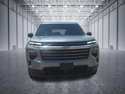 Used 2025 Chevrolet Traverse LT FWD image 9