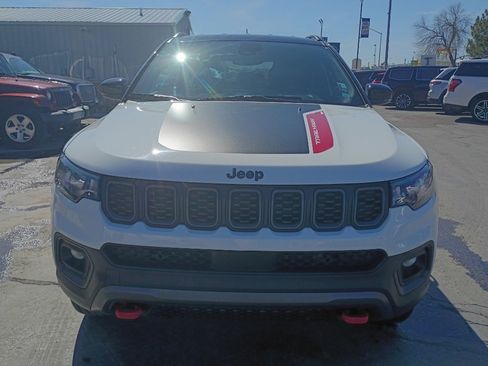 Used 2025 Jeep Compass Trailhawk AWD/4WD image 3