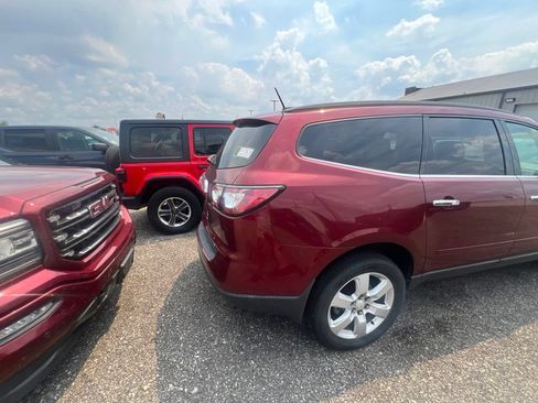 Used 2017 Chevrolet Traverse LT w/ Traveler's Package FWD image 11