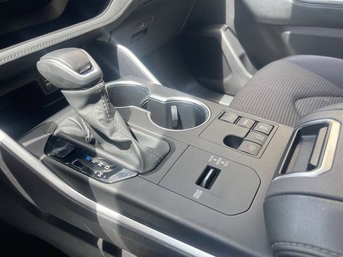 Used 2025 Toyota Highlander LE FWD image 13