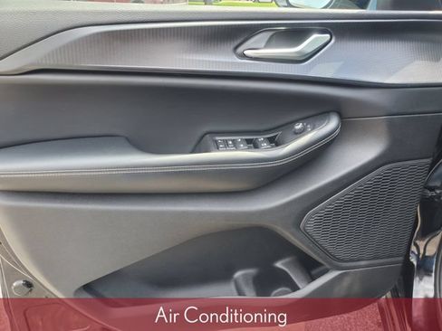 Used 2023 Jeep Grand Cherokee Altitude AWD/4WD image 9