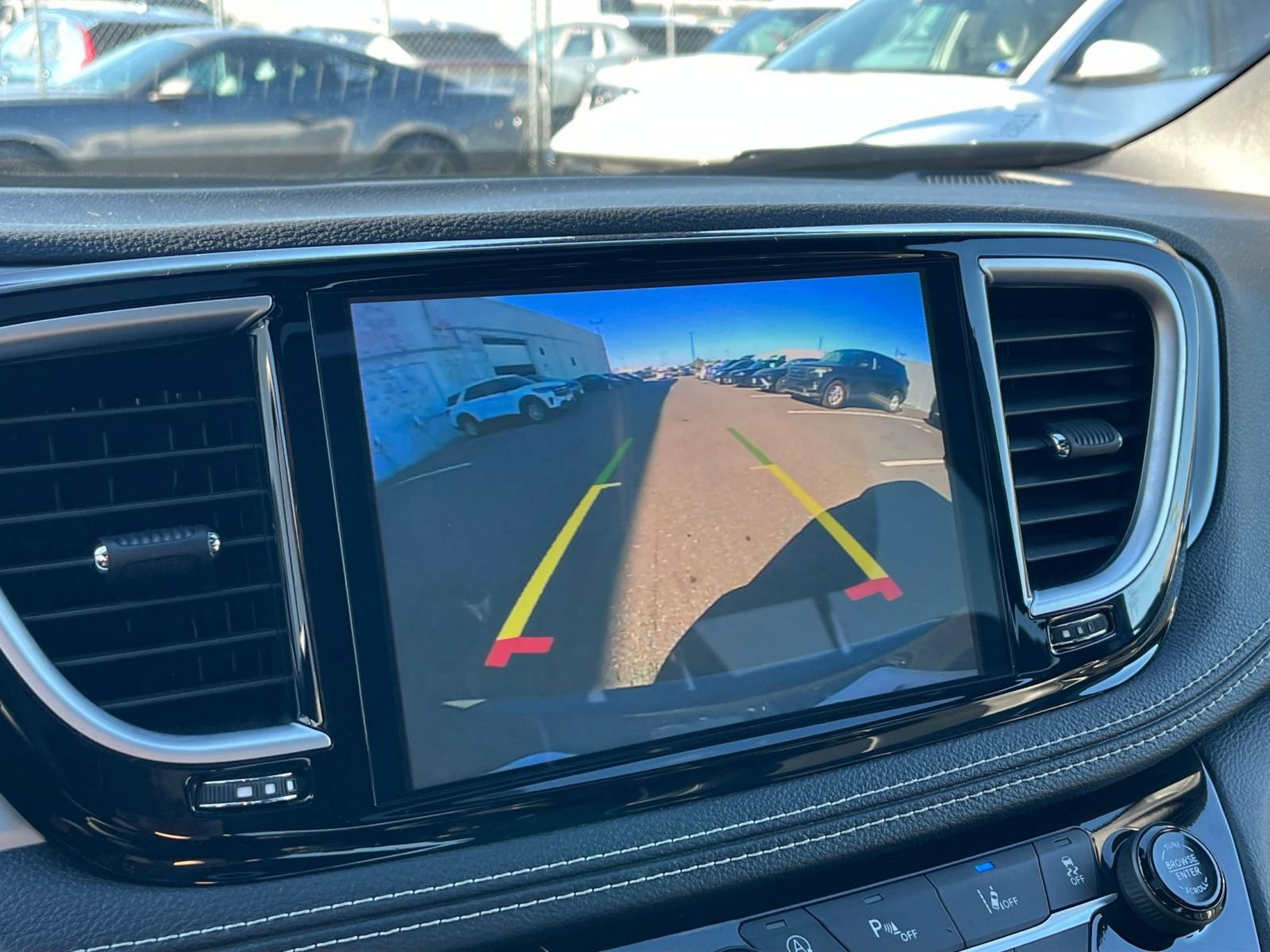 Used 2025 Chrysler Pacifica Limited FWD image 25