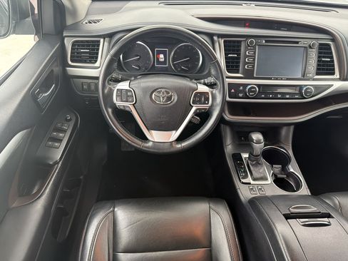 Used 2017 Toyota Highlander XLE AWD/4WD image 4