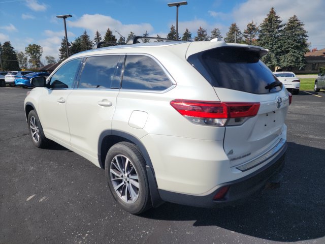 Used 2017 Toyota Highlander XLE AWD/4WD image 3