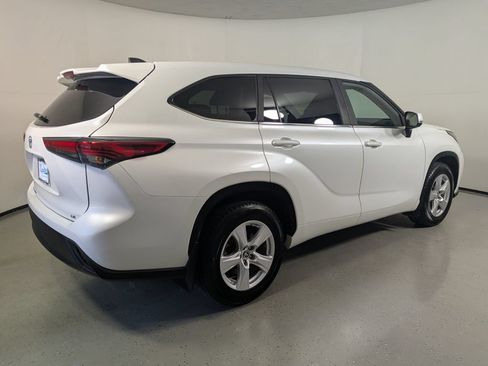 Used 2023 Toyota Highlander LE FWD image 7