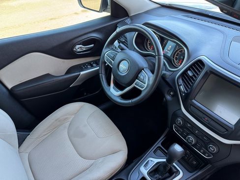 Used 2017 Jeep Cherokee Latitude w/ Comfort/Convenience Group image 26