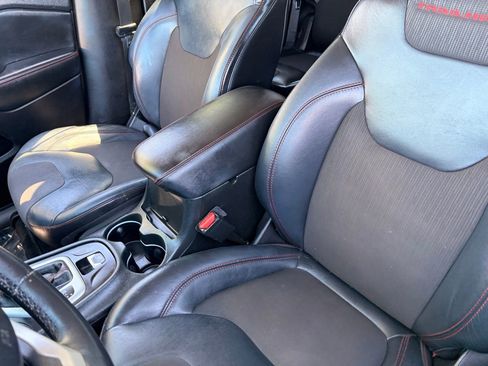 Used 2015 Jeep Cherokee Trailhawk w/ Comfort/Convenience Group AWD/4WD image 18