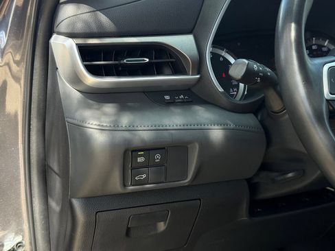 Used 2023 Toyota Highlander XLE FWD image 8