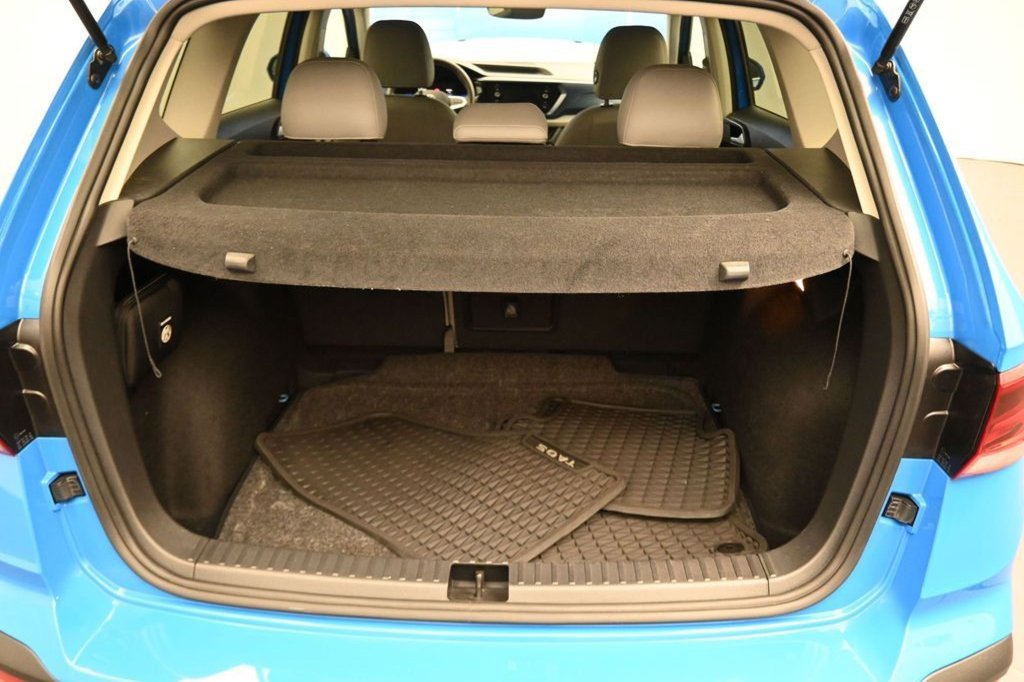 Used 2023 Volkswagen Taos SE w/ Panoramic Sunroof Package FWD image 31