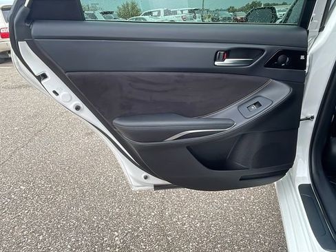 Used 2022 Toyota Avalon Touring image 17