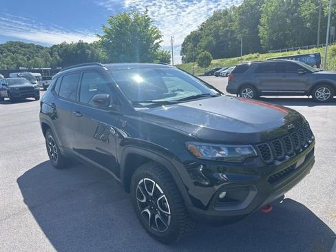 Used 2025 Jeep Compass Trailhawk w/ Trailer Tow Group AWD/4WD image 12