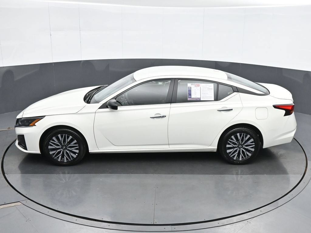 Used 2025 Nissan Altima 2.5 SV AWD/4WD image 18