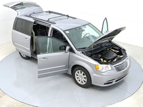 Used 2014 Chrysler Town & Country Touring image 43
