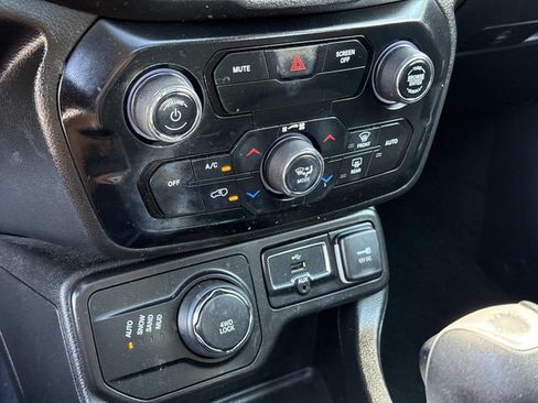 Used 2020 Jeep Renegade Latitude w/ UConnect 8.4 Nav Group AWD/4WD image 24