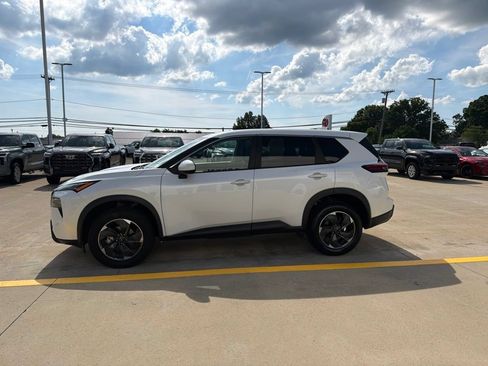 Used 2024 Nissan Rogue SV AWD/4WD image 4