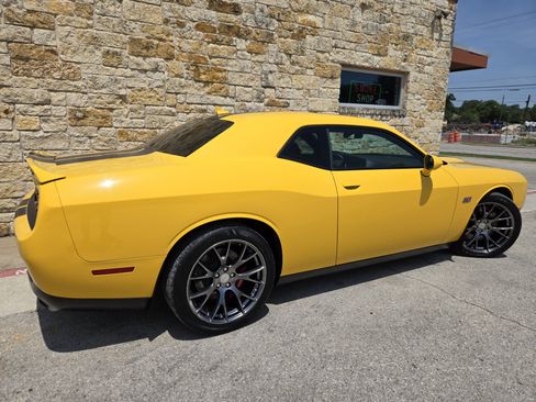 Used 2017 Dodge Challenger SRT w/ Technology Group RWD image 18
