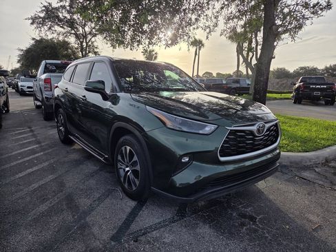 Used 2023 Toyota Highlander XLE FWD image 2