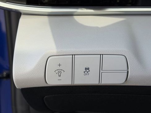 Used 2025 Hyundai Elantra Limited FWD image 16