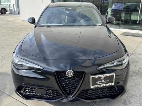 Used 2025 Alfa Romeo Giulia image 3