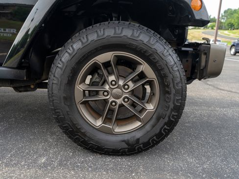 Used 2017 Jeep Wrangler Unlimited Sahara AWD/4WD image 10