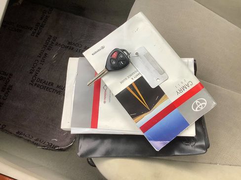 Used 2011 Toyota Camry XLE image 39