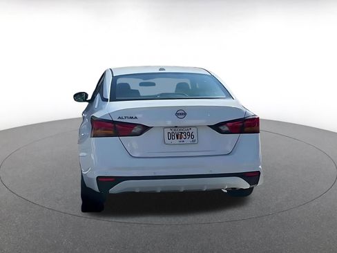 Used 2025 Nissan Altima 2.5 SV image 11