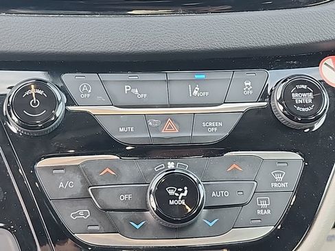 Certified 2023 Chrysler Pacifica Touring-L image 6