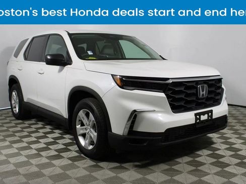 Used 2023 Honda Pilot LX image 1