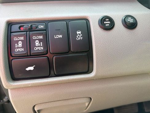 Used 2018 Dodge Grand Caravan SE FWD image 27