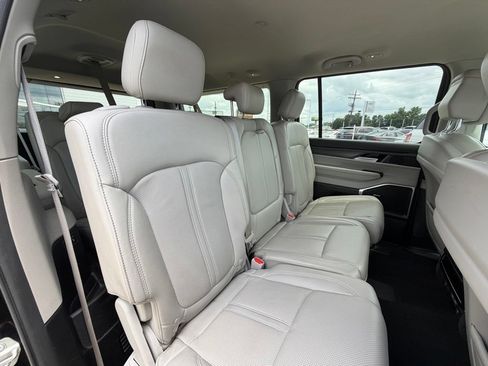 Used 2024 Jeep Wagoneer L Series II RWD image 28