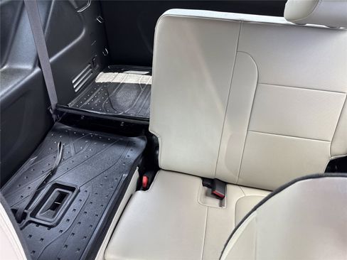 Used 2023 Chevrolet Traverse Premier FWD image 33