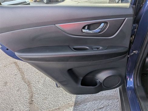 Used 2017 Nissan Rogue SV w/ SV Family Package image 27