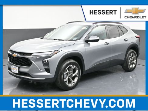 Used 2025 Chevrolet Trax LT w/ Sunroof Package image 1