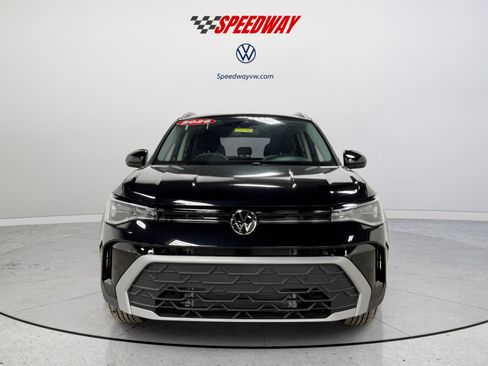 New 2026 Volkswagen Taos SE AWD/4WD image 2