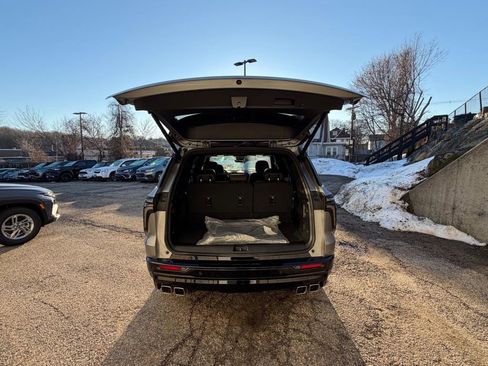 Used 2025 Chevrolet Traverse RS AWD/4WD image 4